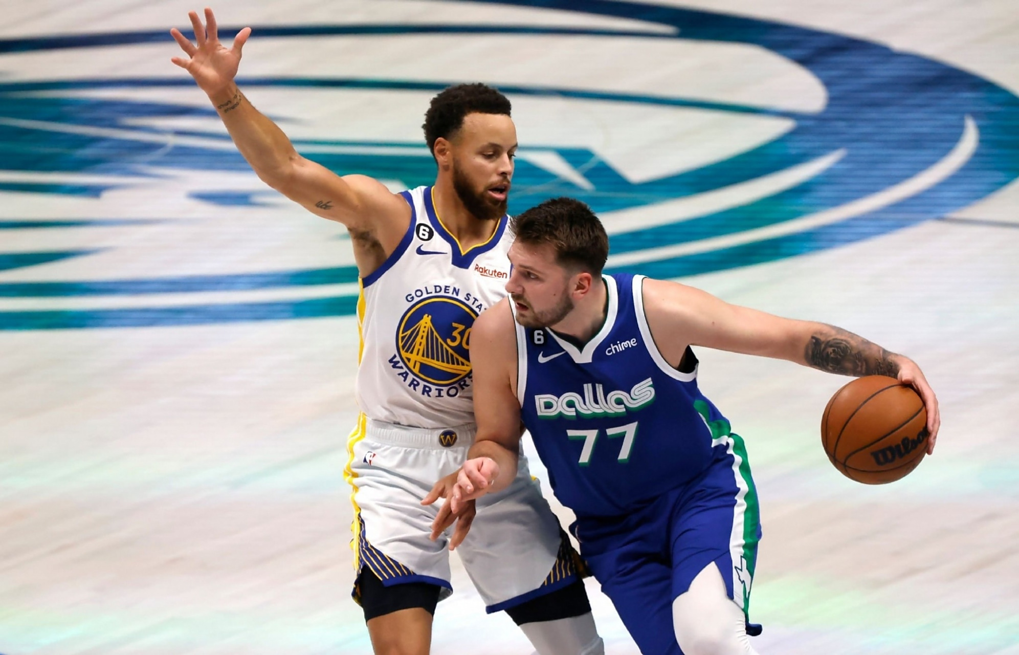  库里连续三场比赛得分超过关键助攻，独行侠挑战极限！